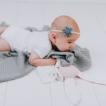 Elastični najlon trak za lase Grey Flower